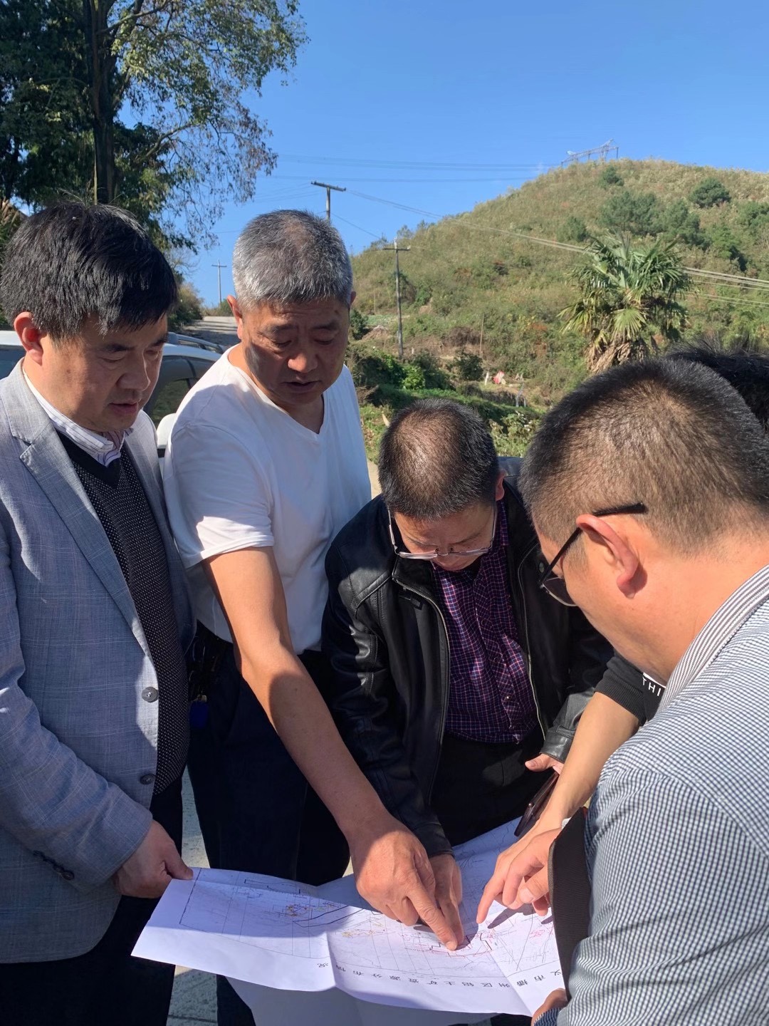 1631778035715204.jpeg 李書記野外工作.jpeg