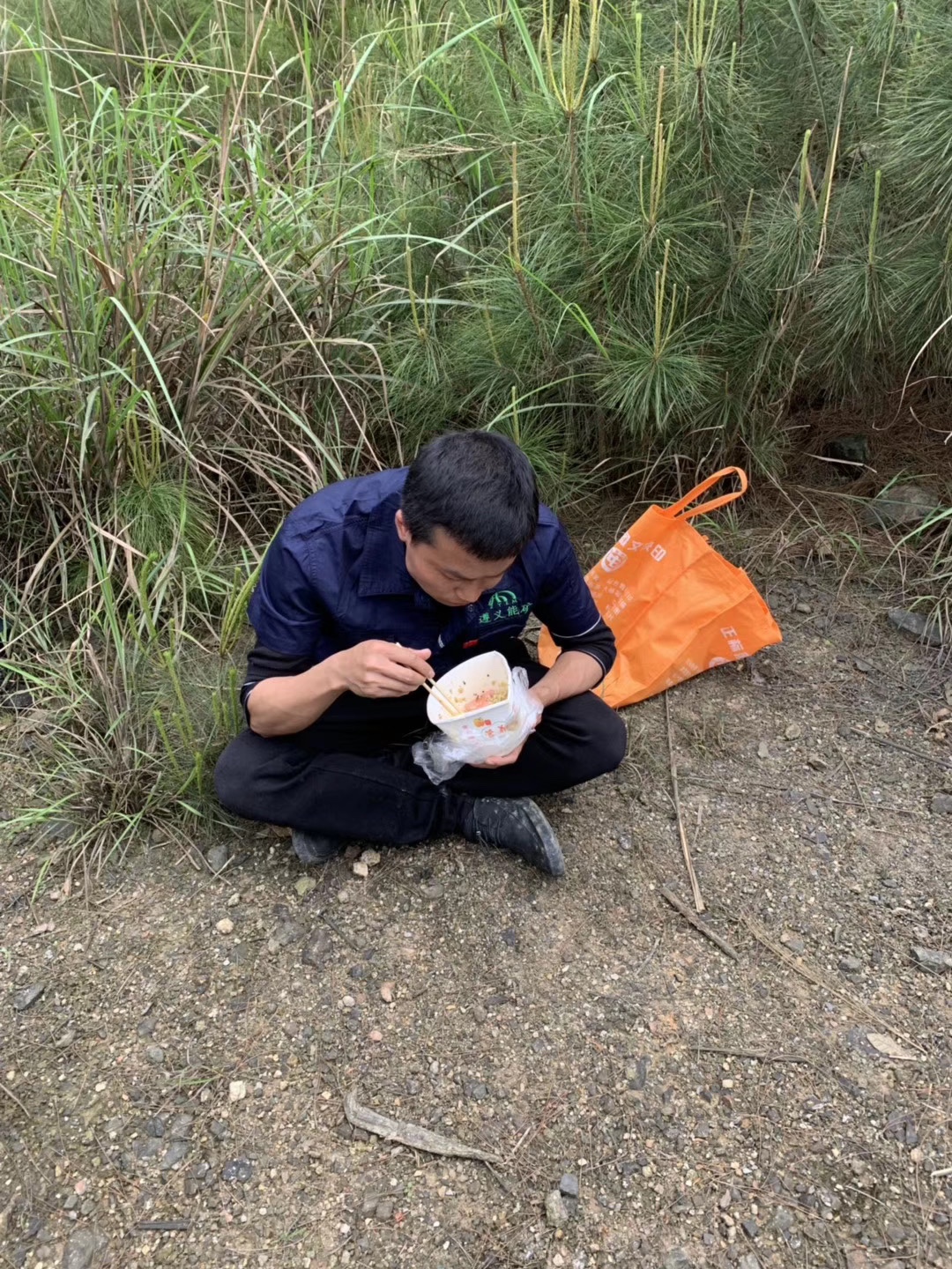 1631778198982633.jpeg 野外就餐.jpeg