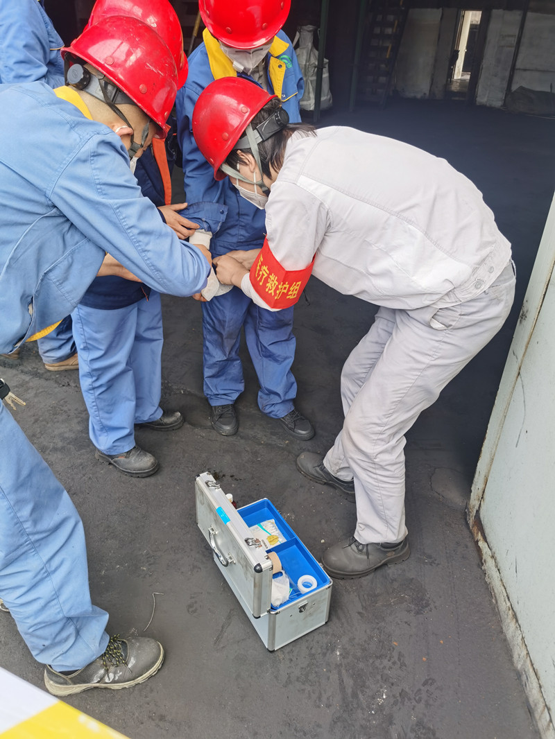 能礦錳業(yè)開展機械傷害應(yīng)急事故演練.jpg