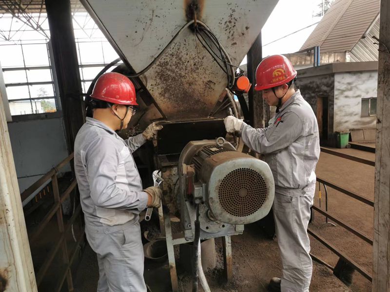 1651247260481557.jpg 新能源材料分廠焙燒崗位人員檢查新型滾動(dòng)式烘干機(jī)進(jìn)料設(shè)備_副本.jpg