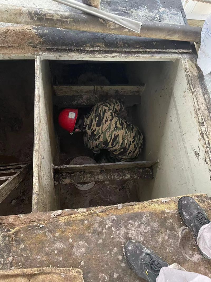 1651247273908198.jpg 新能源材料分廠組織在線清理三段凈化澄清池積渣_副本.jpg