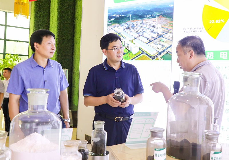 銅仁市委書記李作勛在能礦錳業展廳聽取企業負責人介紹.jpg