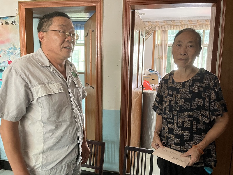 1663293187733187.jpg 建強錳業總經理趙德軍將捐款交到吳呈新母親手中..jpg