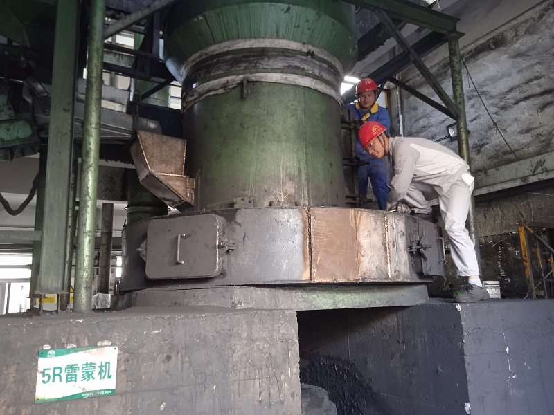 新能源材料分廠黨員陳波配合處理雷蒙機(jī)故障.jpg