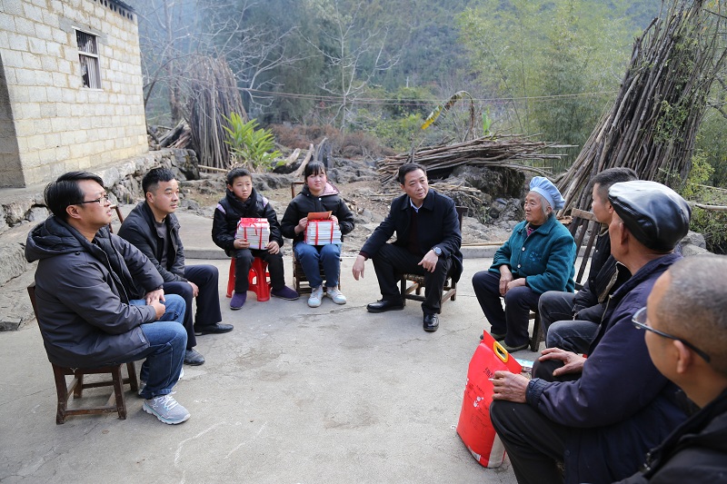 蹇明星看望慰問翁定村豐佩成一家.JPG