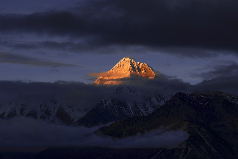 000-特邀作品參展 《日照金山》 王林.jpg