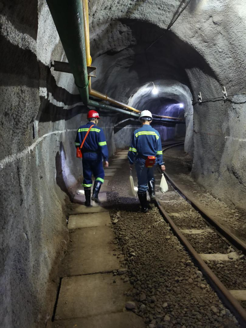 75-《礦井里的一天》 石冶均.png