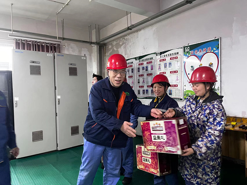 1707573901296742.jpg 張總慰問在崗員工.jpg