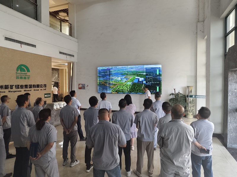 能礦錳業(yè)負責人介紹數(shù)字孿生監(jiān)管平臺.jpg