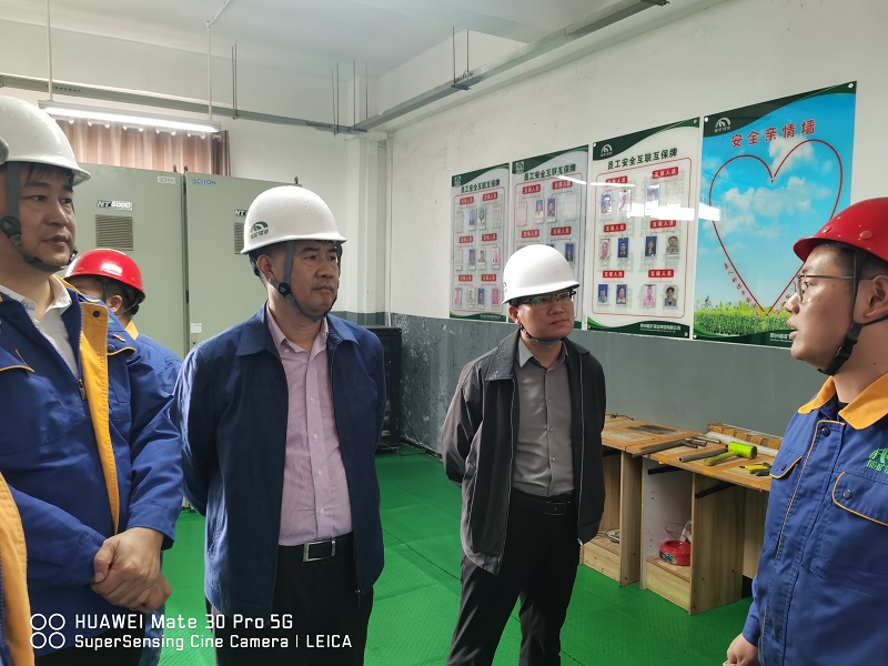 1729677050285080.jpg 趙書記到電解車間了解生產(chǎn)情況.jpg