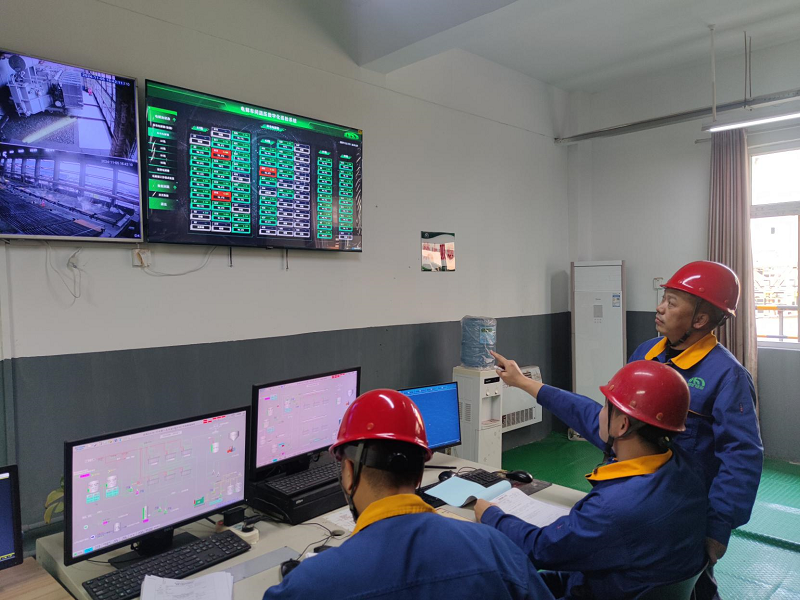 1735868299380496.jpg 改-吳玉明正在查看電解車間槽溫槽酸情況 - 副本.jpg