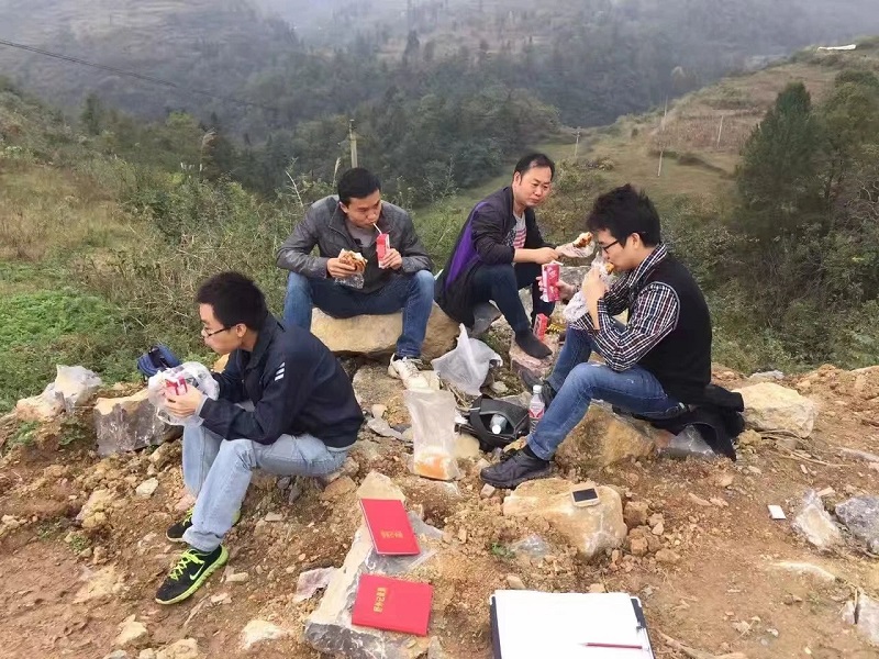 石治均（左二）在遵義播州區鋁土礦找礦項目野外調查.jpg