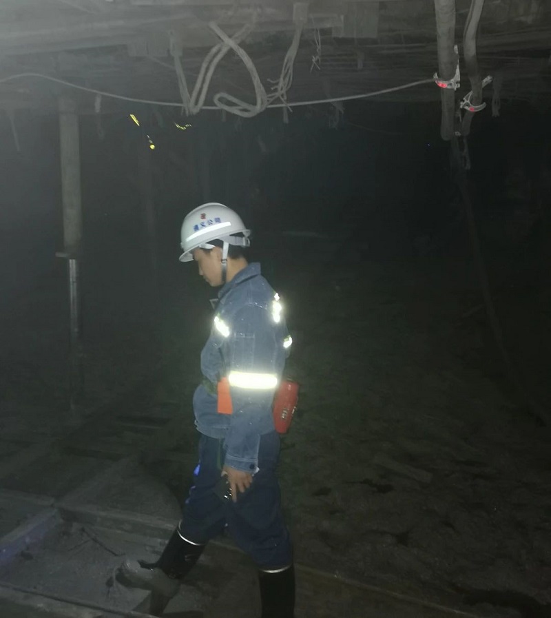 石治均在大竹園采礦項目井下考察學習.jpg