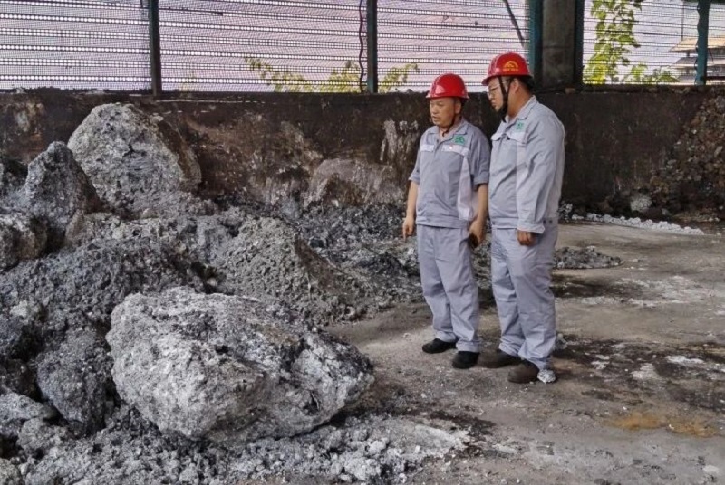 吳玉明（左一）現場查看槽泥回收情況.jpg